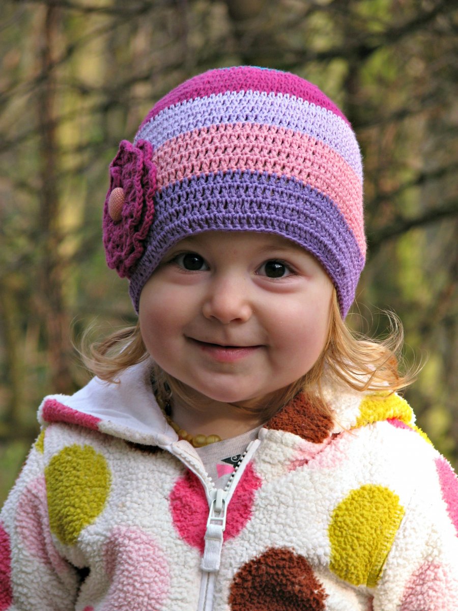 Háčkovaná čepička - duha ve fialovém tónu