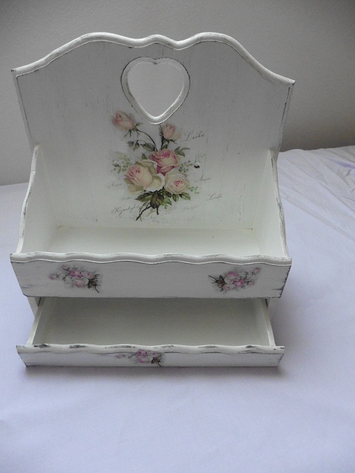 polička se šuplíčkem