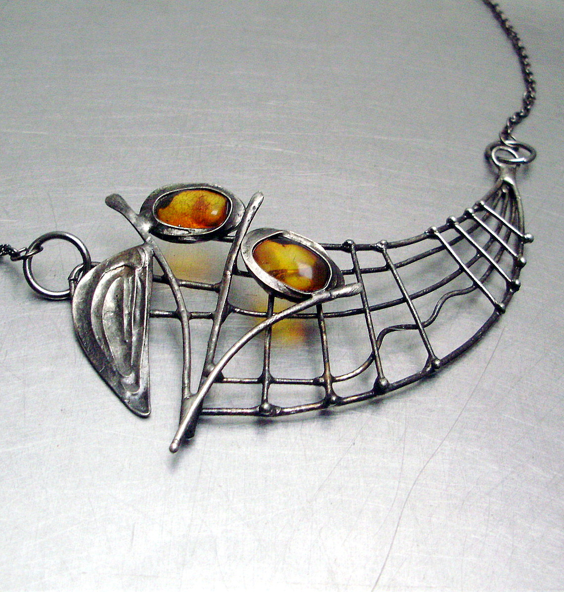 NÁHRDELNÍK JARN Í KVĚTY