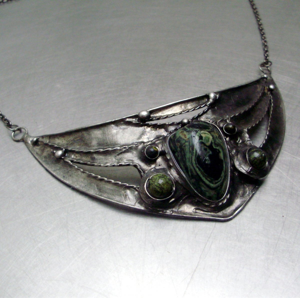 NÁHRDELNÍK MLHY AVALONU