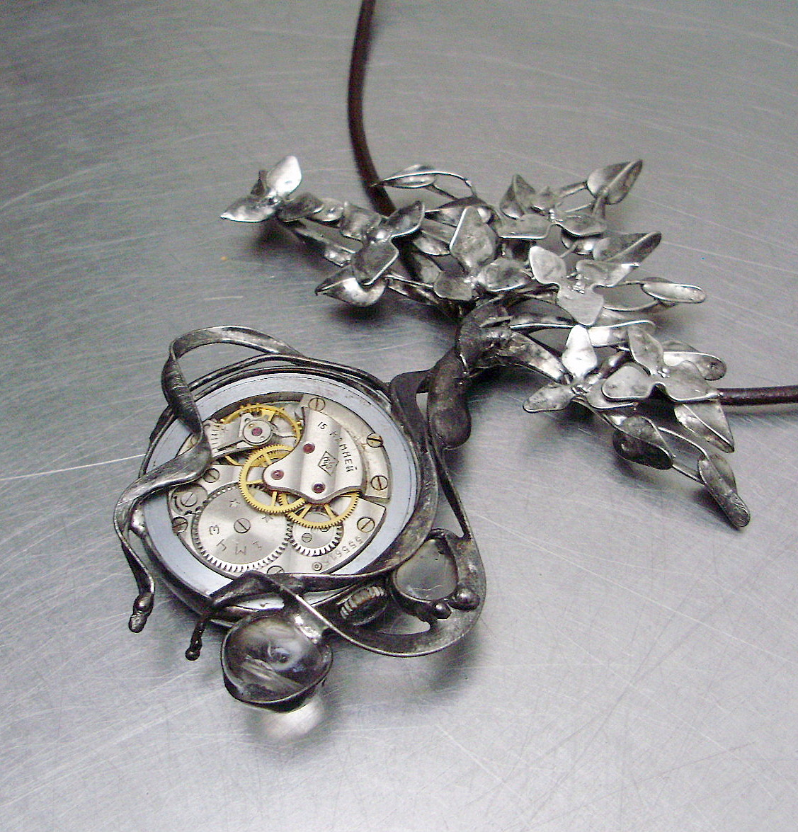 NÁHRDELNÍK STEAMPUNK ARBRE