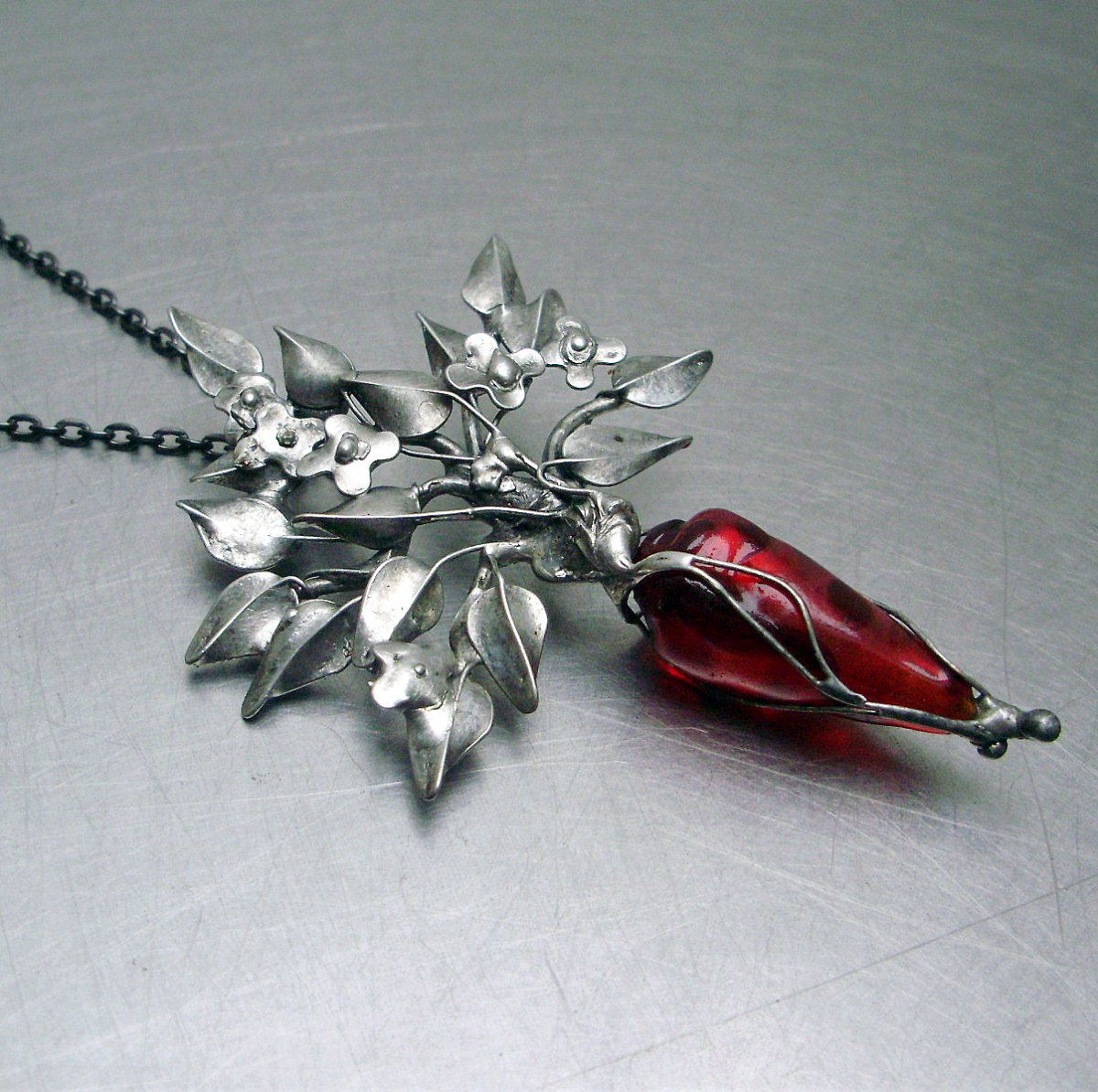 NÁHRDELNÍK KVETOUCÍ