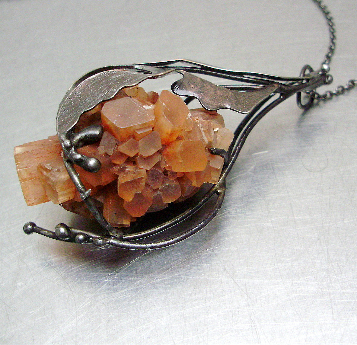 ARAGONITOVÝ KVĚT NÁHRDELNÍK