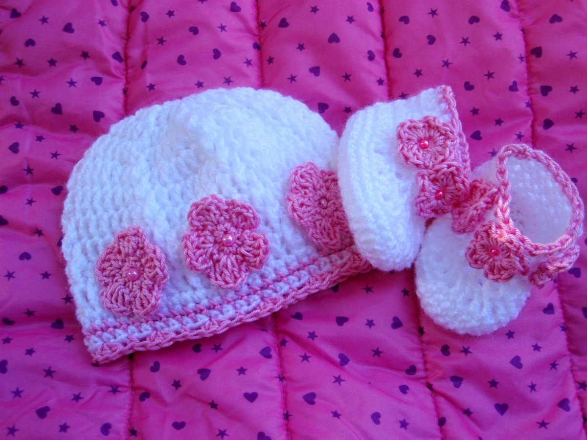 háčkovaná souprava čepice,capáčky