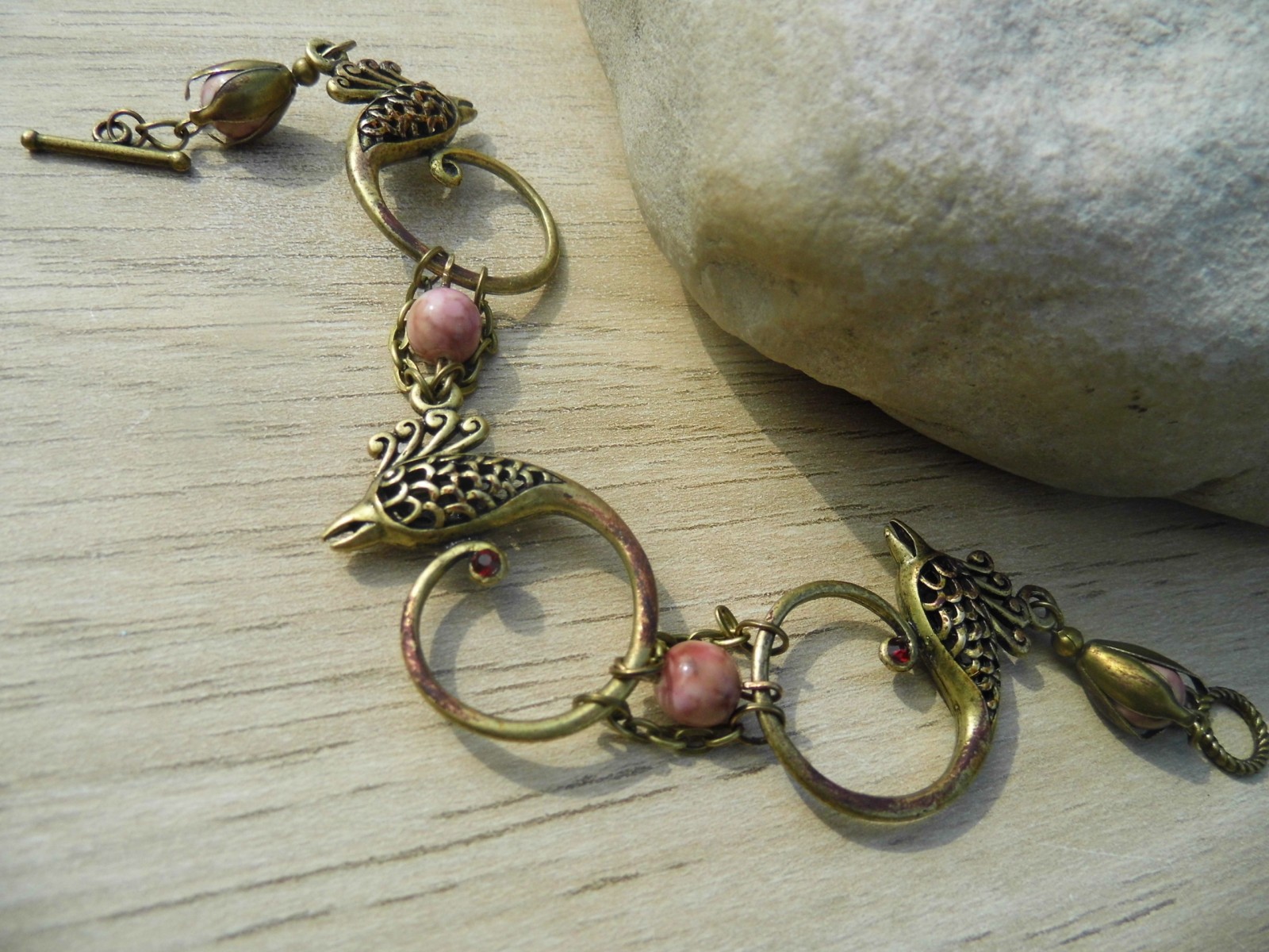 Náramek z komponentů a korálků