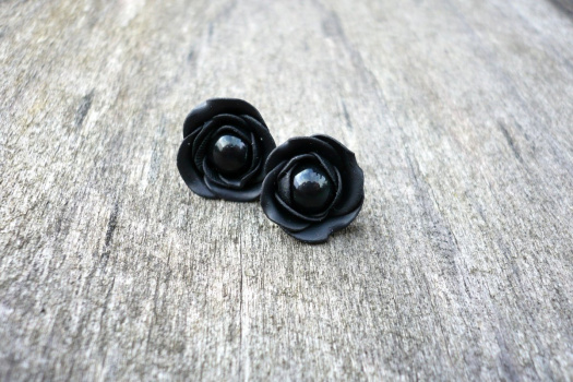 Černé růže s perlou