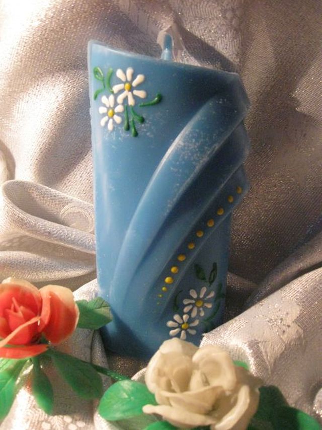Modrá svíčka s květy