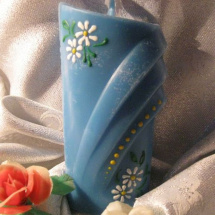 Modrá svíčka s květy
