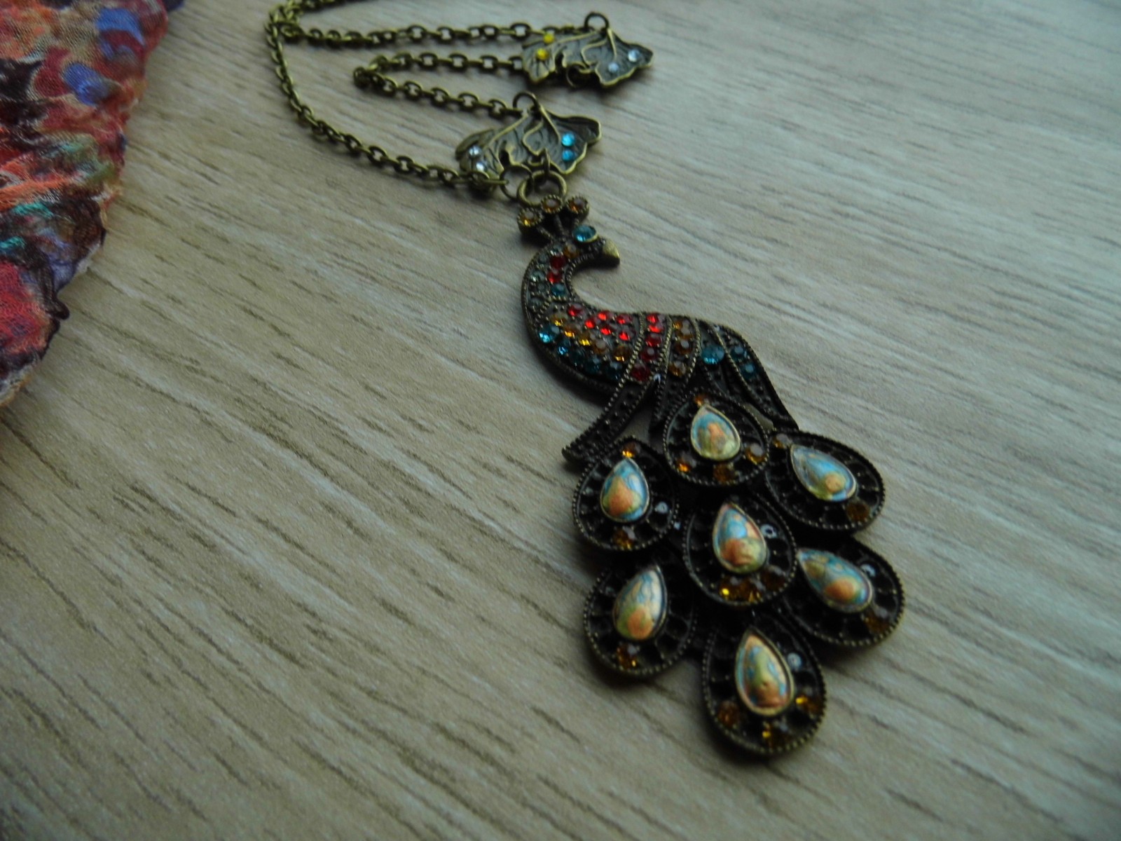 náhrdelník páv se šatony