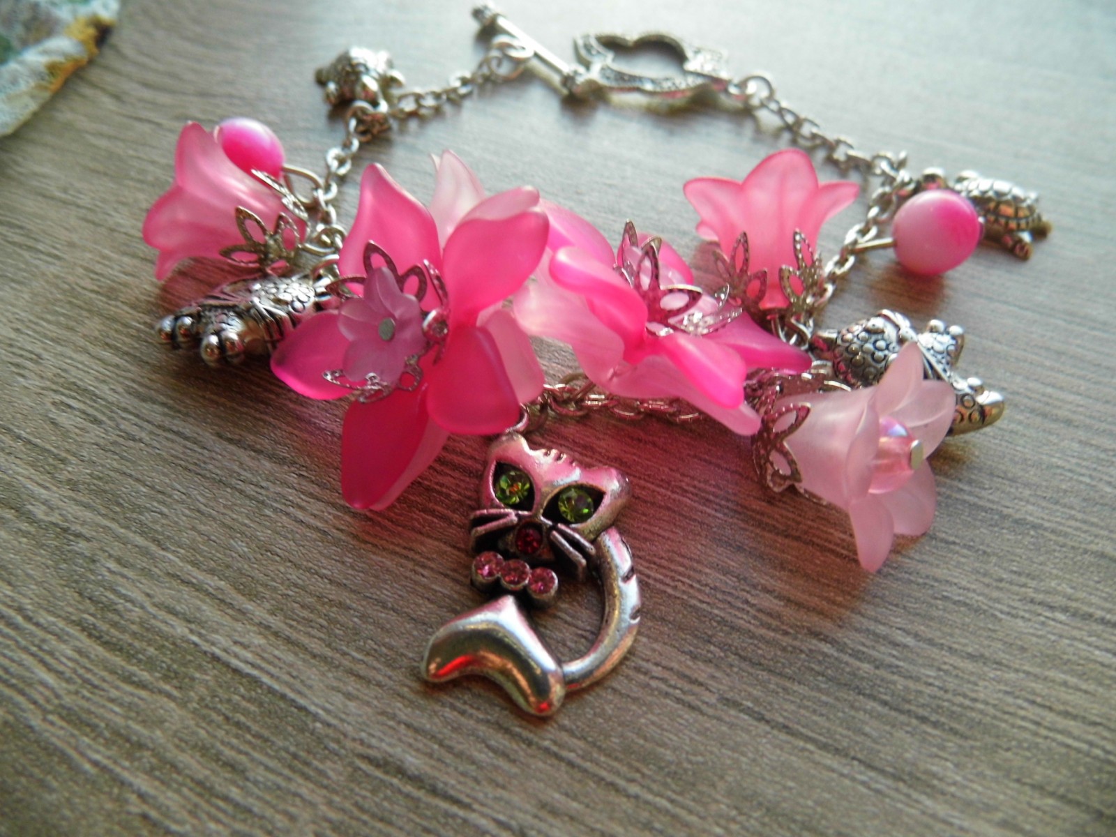 Náramek z velkých akrylových květů