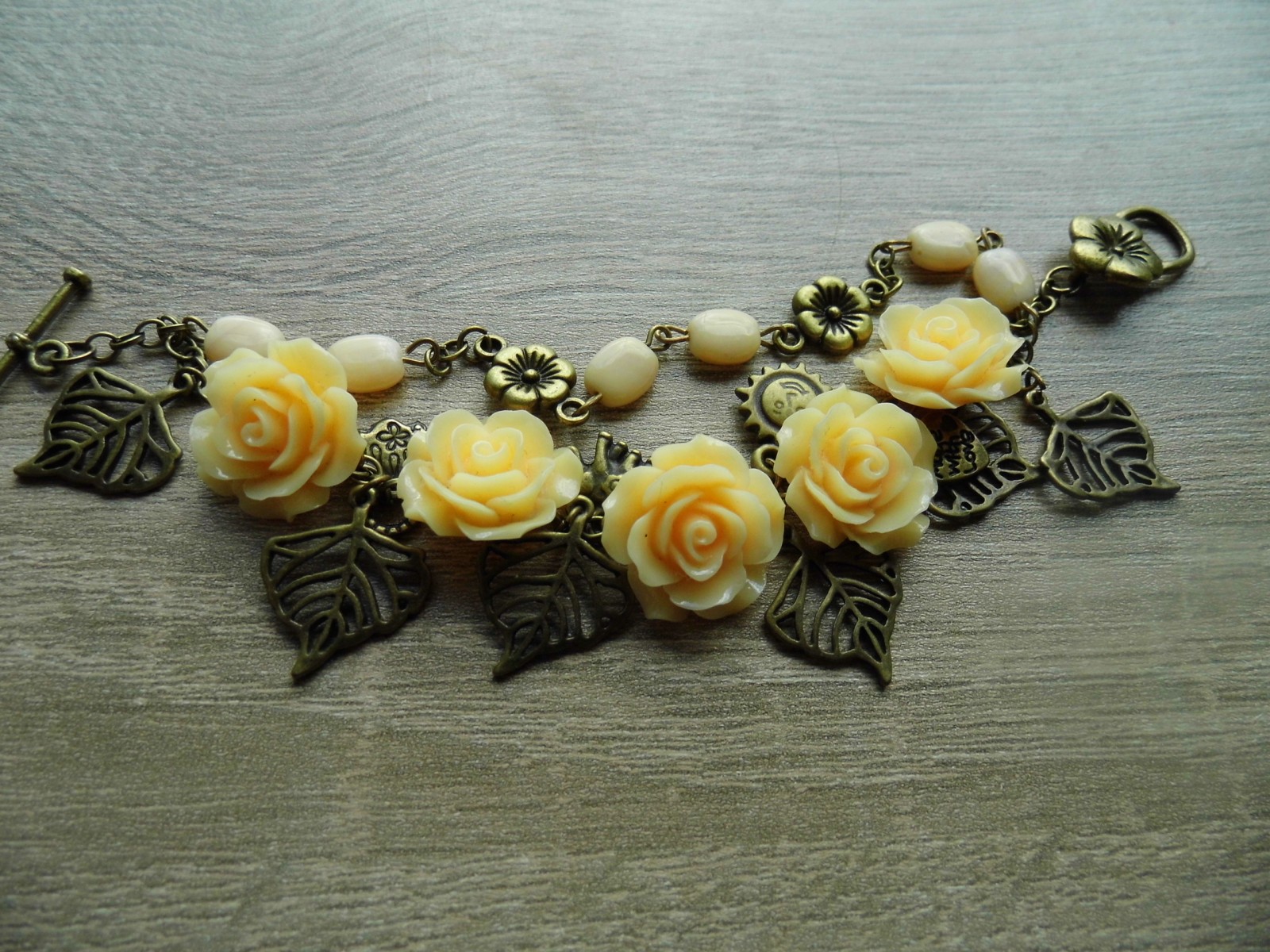 Náramek z akrylových růží