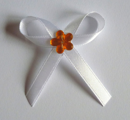Bílé svatební vývazky s oranžovou kytkou