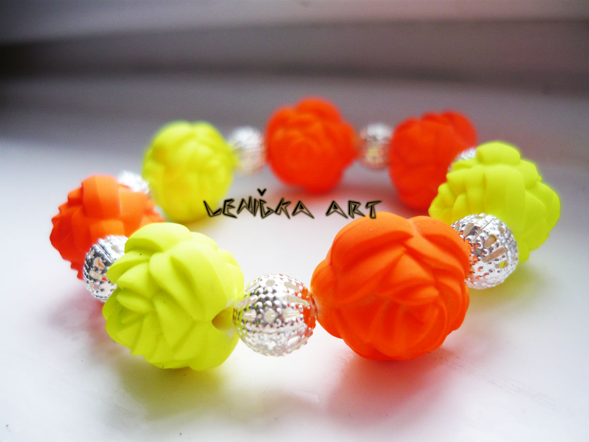 Neonový náramek ze zahrady růží 