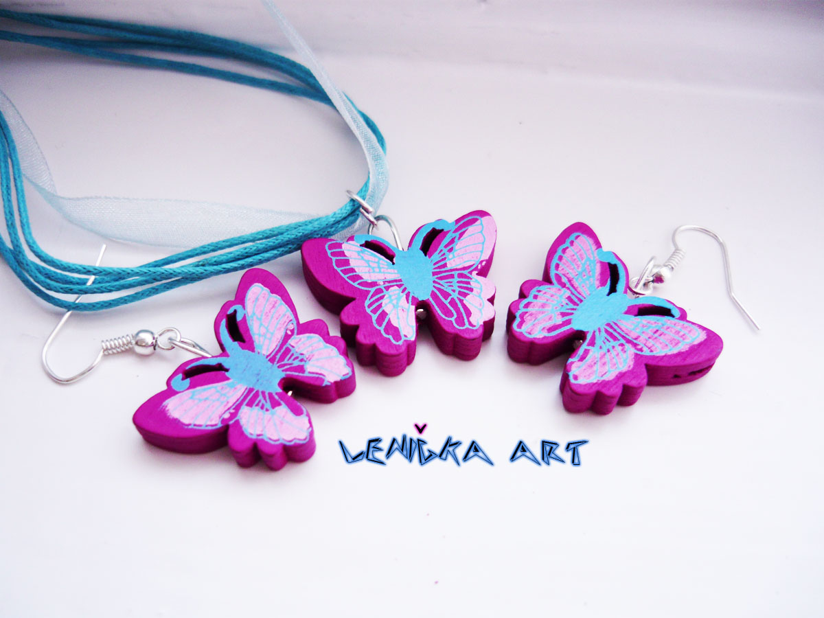 Tmavě růžový motýlci 