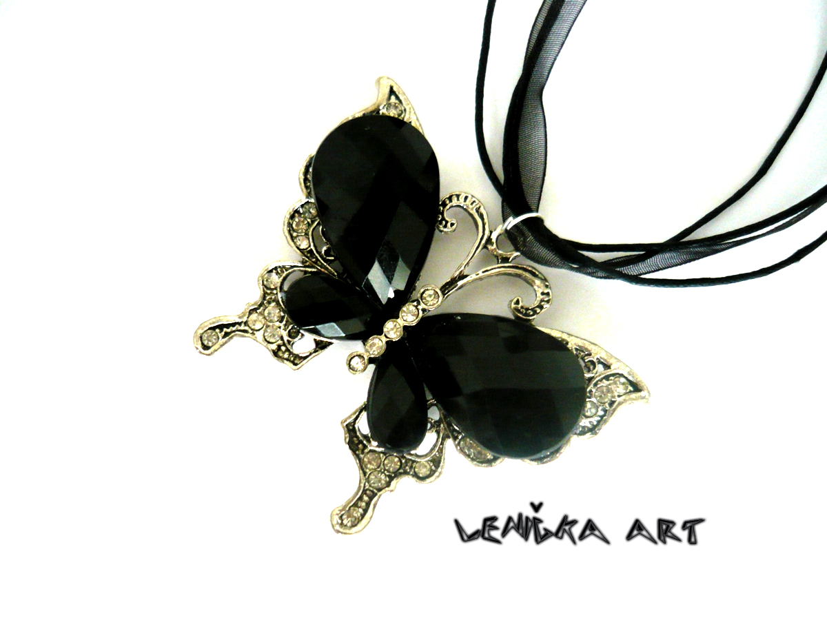 Velký motýl s černými křídly 