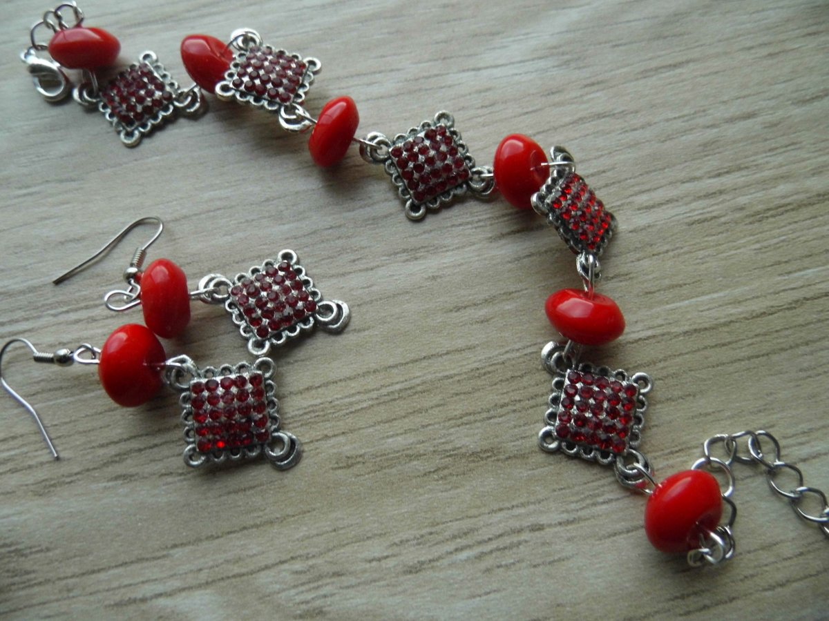 náramek s červenými šatony