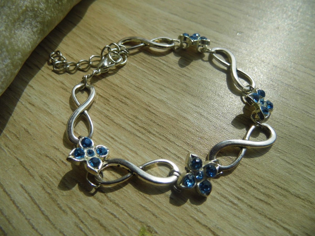 Náramek osmičkový