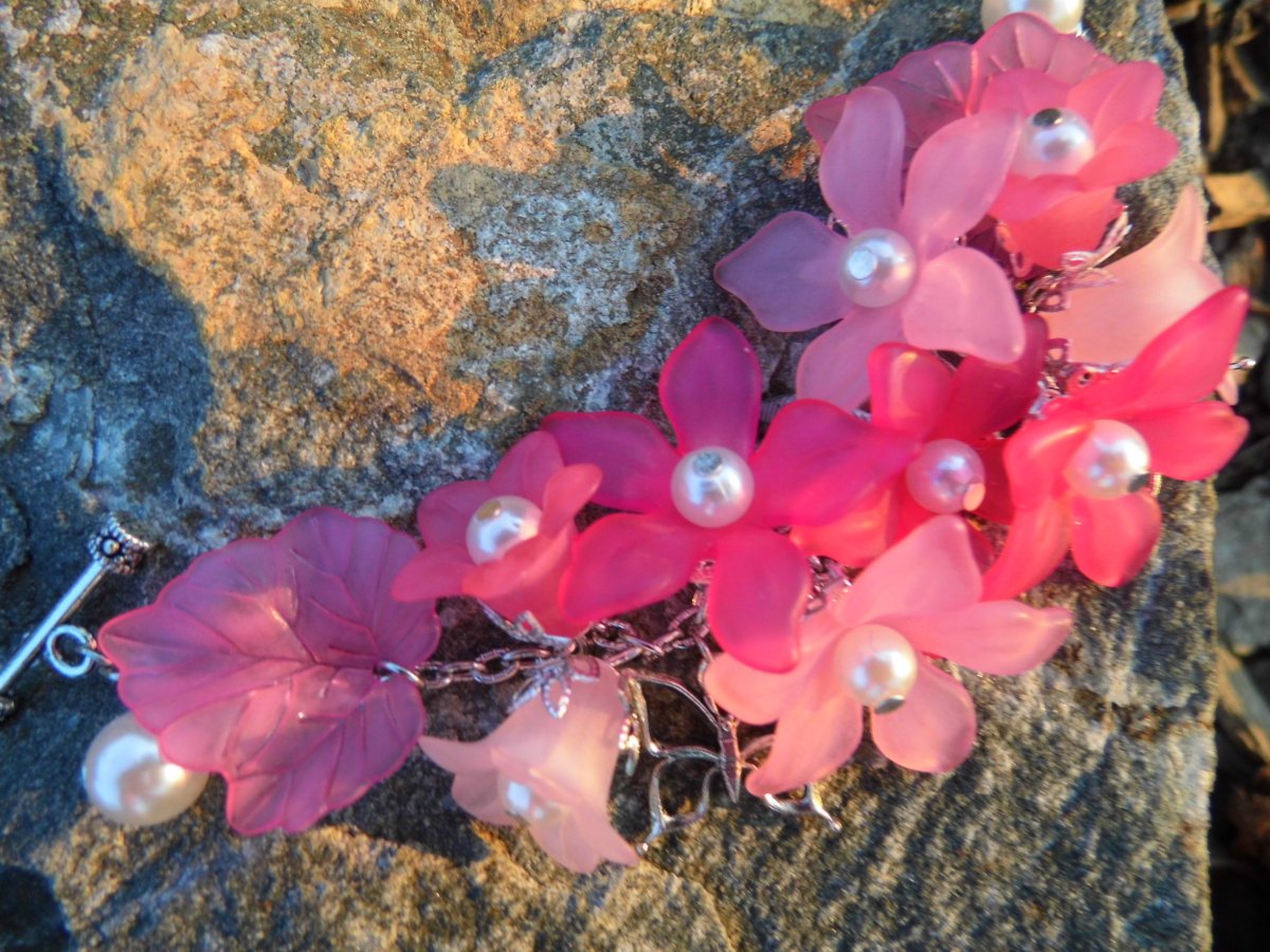 Něžný náramek z akrylových květů