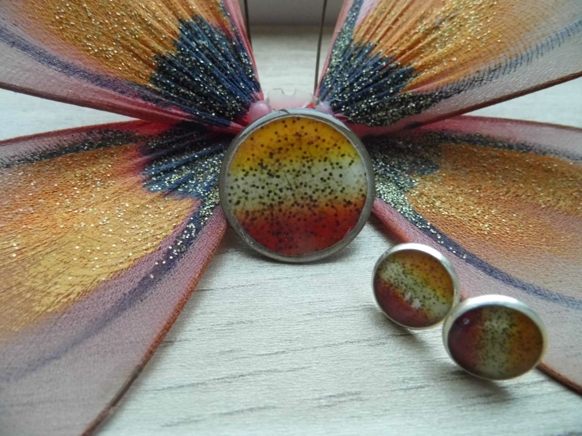 brož s náušnicemi