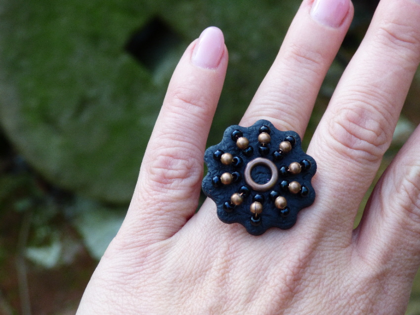 černý jako bota ... prsten