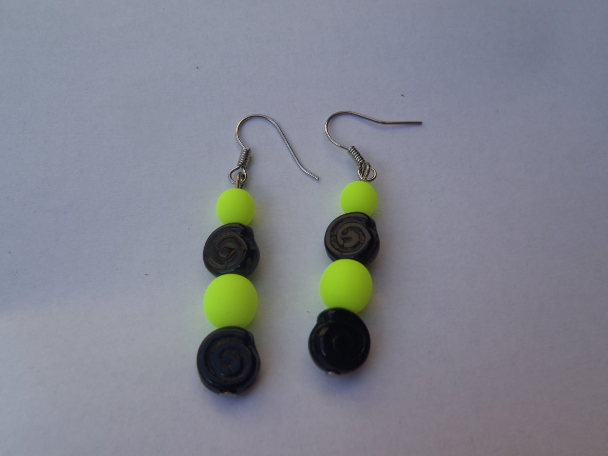 žlutý neon s černou