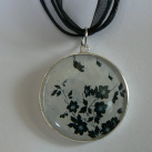 Černobílý náhrdelník s květy