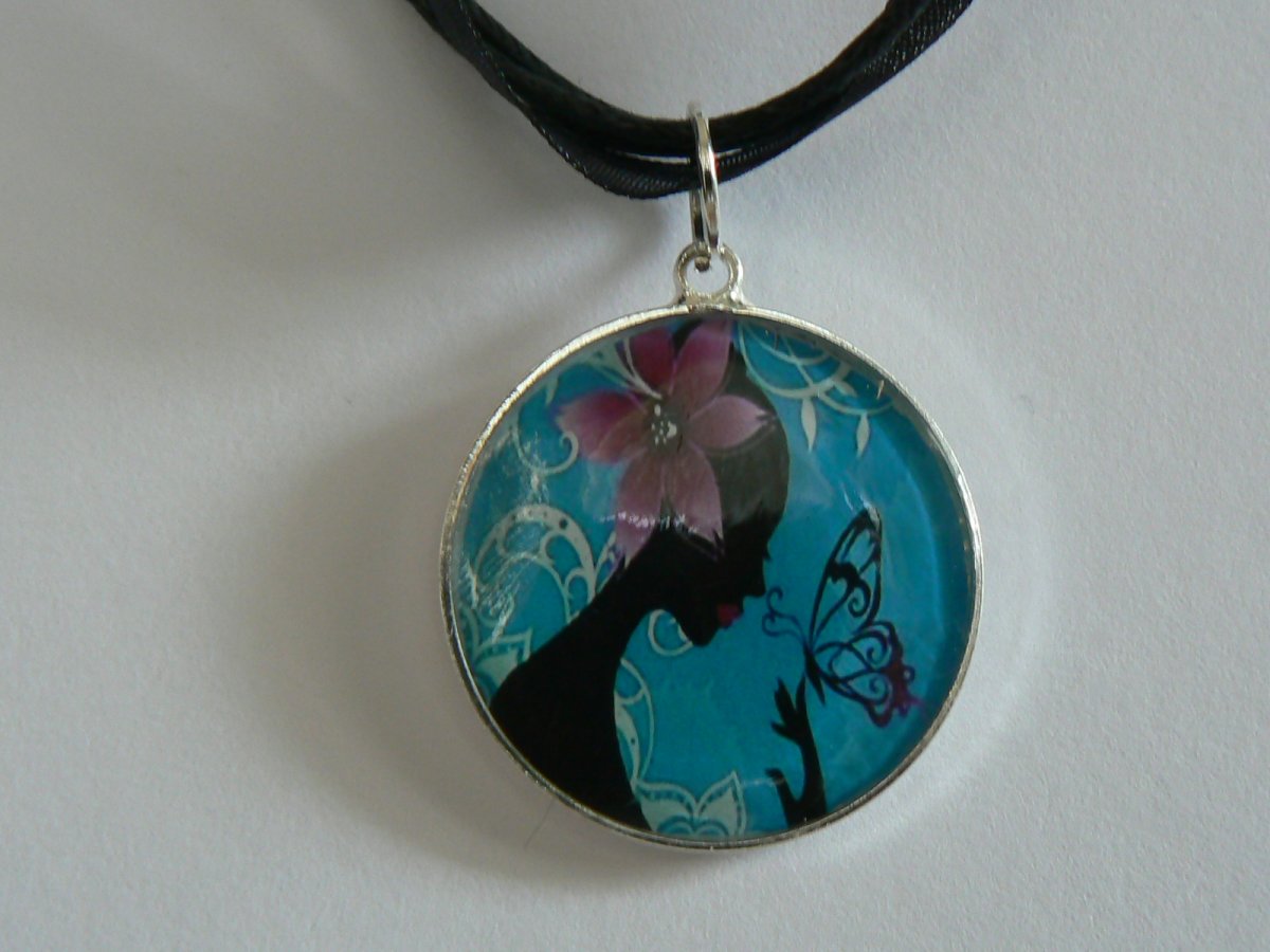 Náhrdelník s dámou