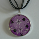 Fialový náhrdelník s kytičkami