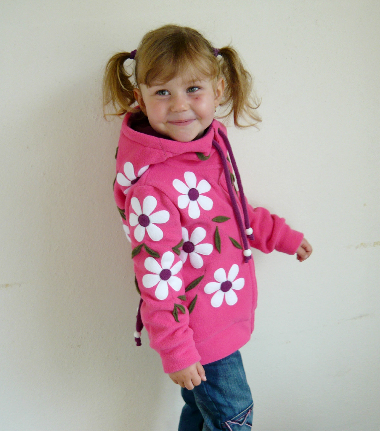 Mikinka se špičatou kapucí