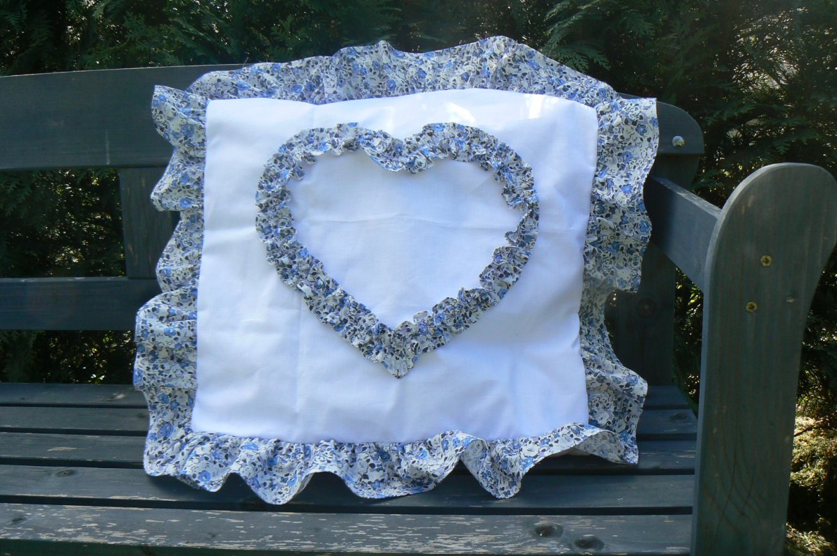 Rozkvetlá louka - povlak s obrysem srdíčka