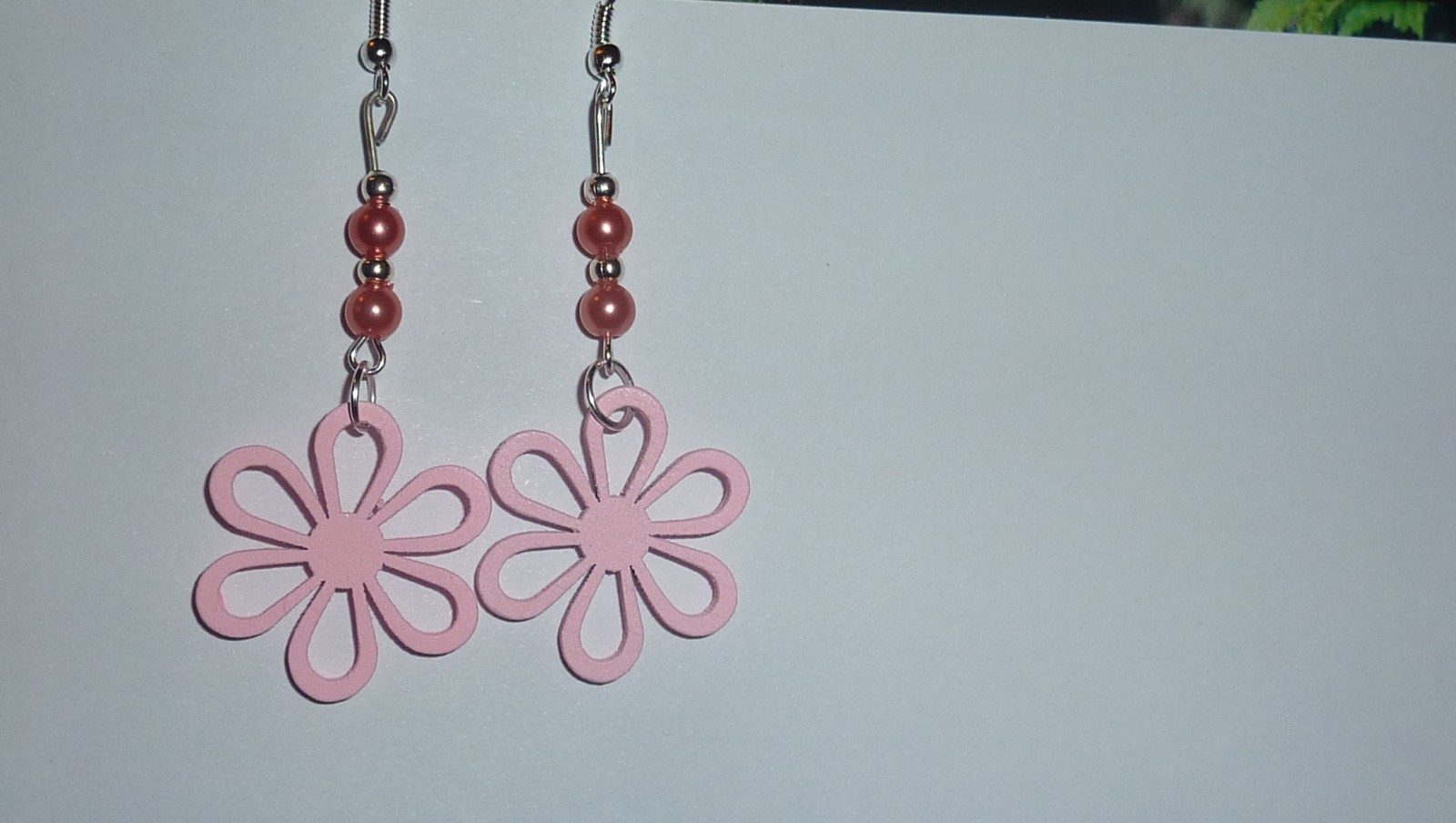 Dřevěné kytičky s korálky