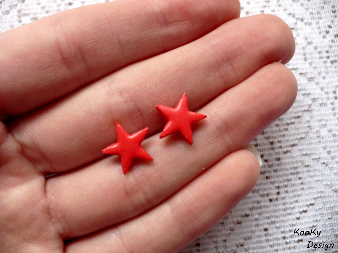 Pecičkové náušnice - červené hvězdičky