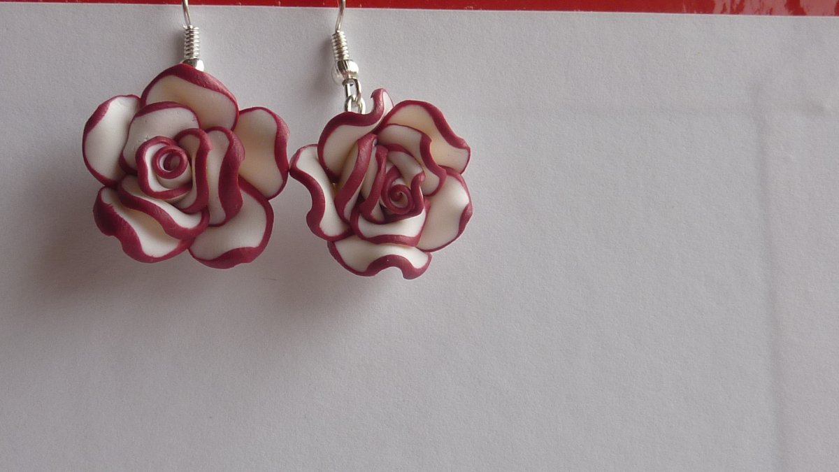 Bílo - červené růžičky