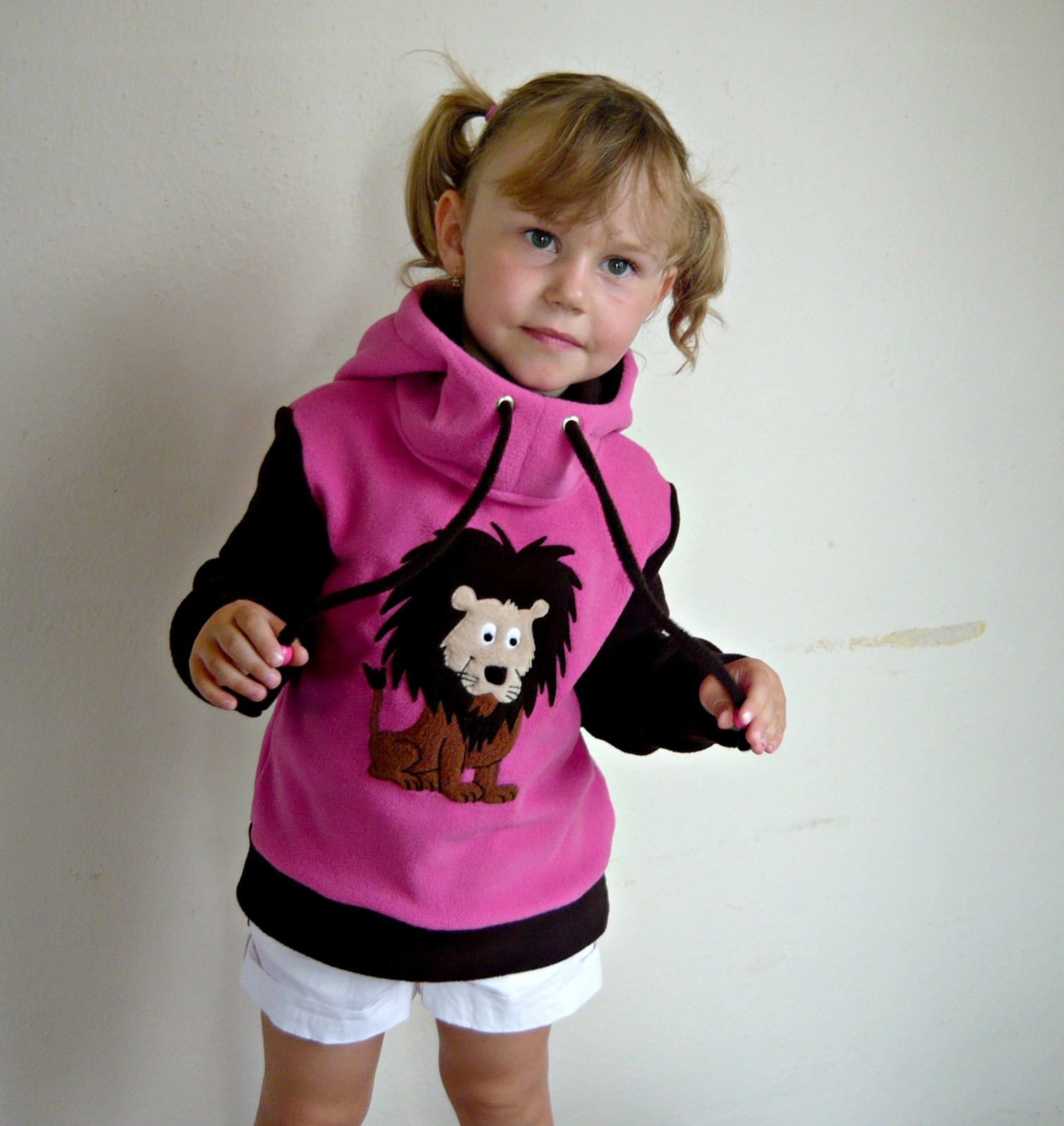 Mikinka se lvem a špičatou kapucí