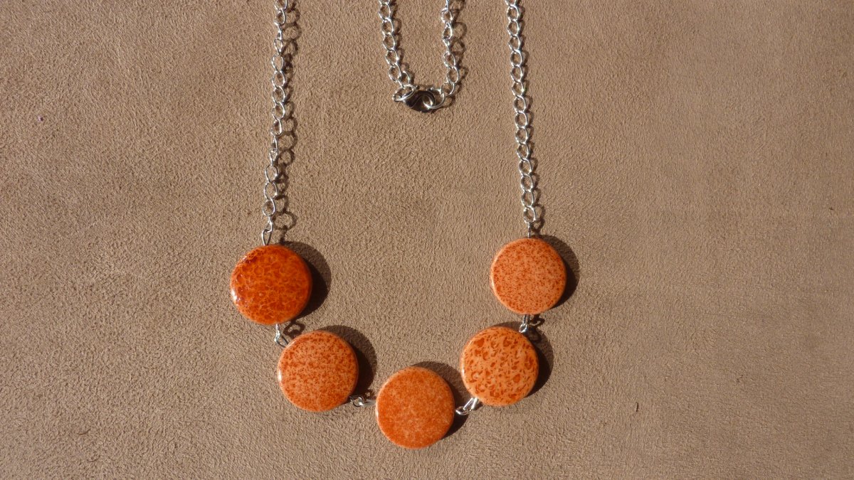 Oranžový žíhaný náhrdelník