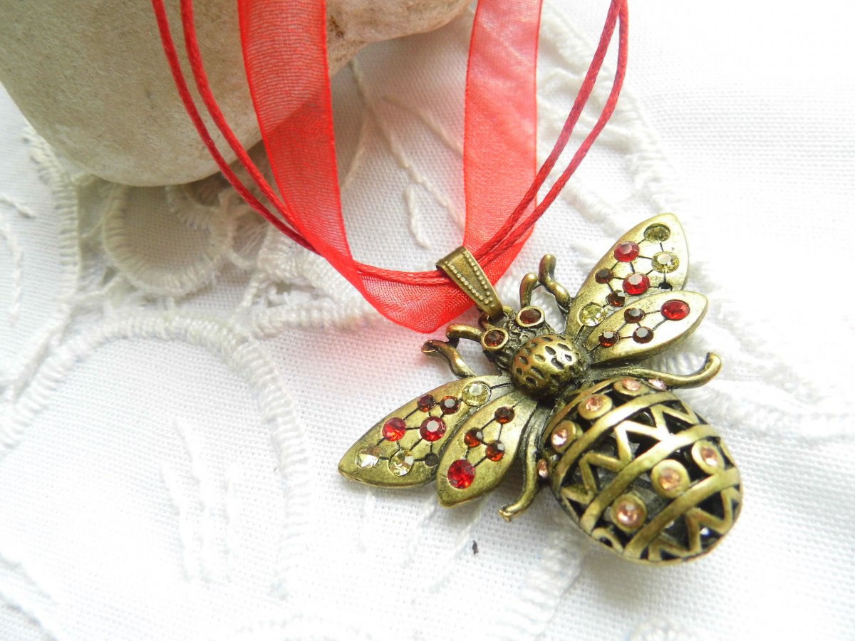 Včela - náhrdelník