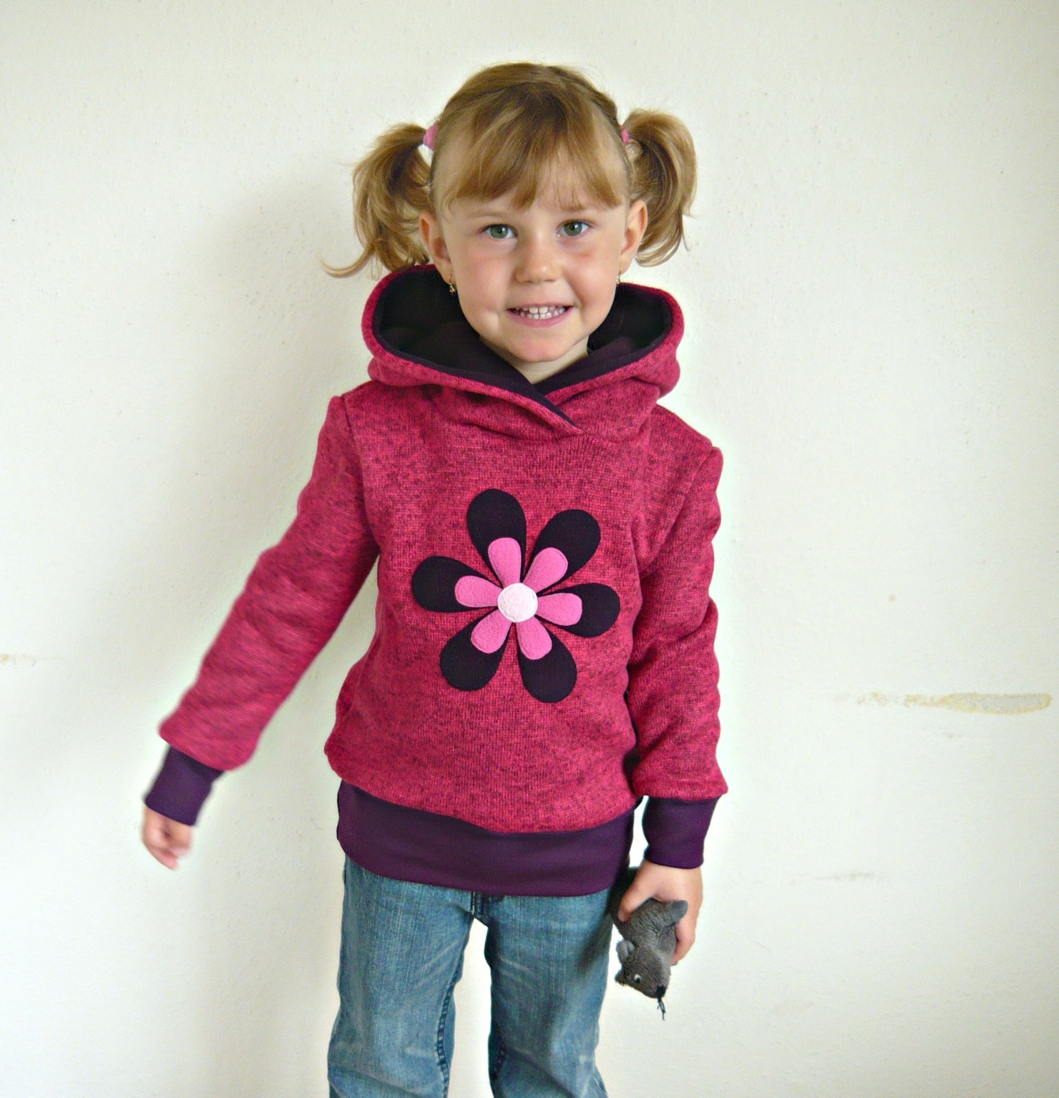 Tmavě růžový svetr s kytičkou