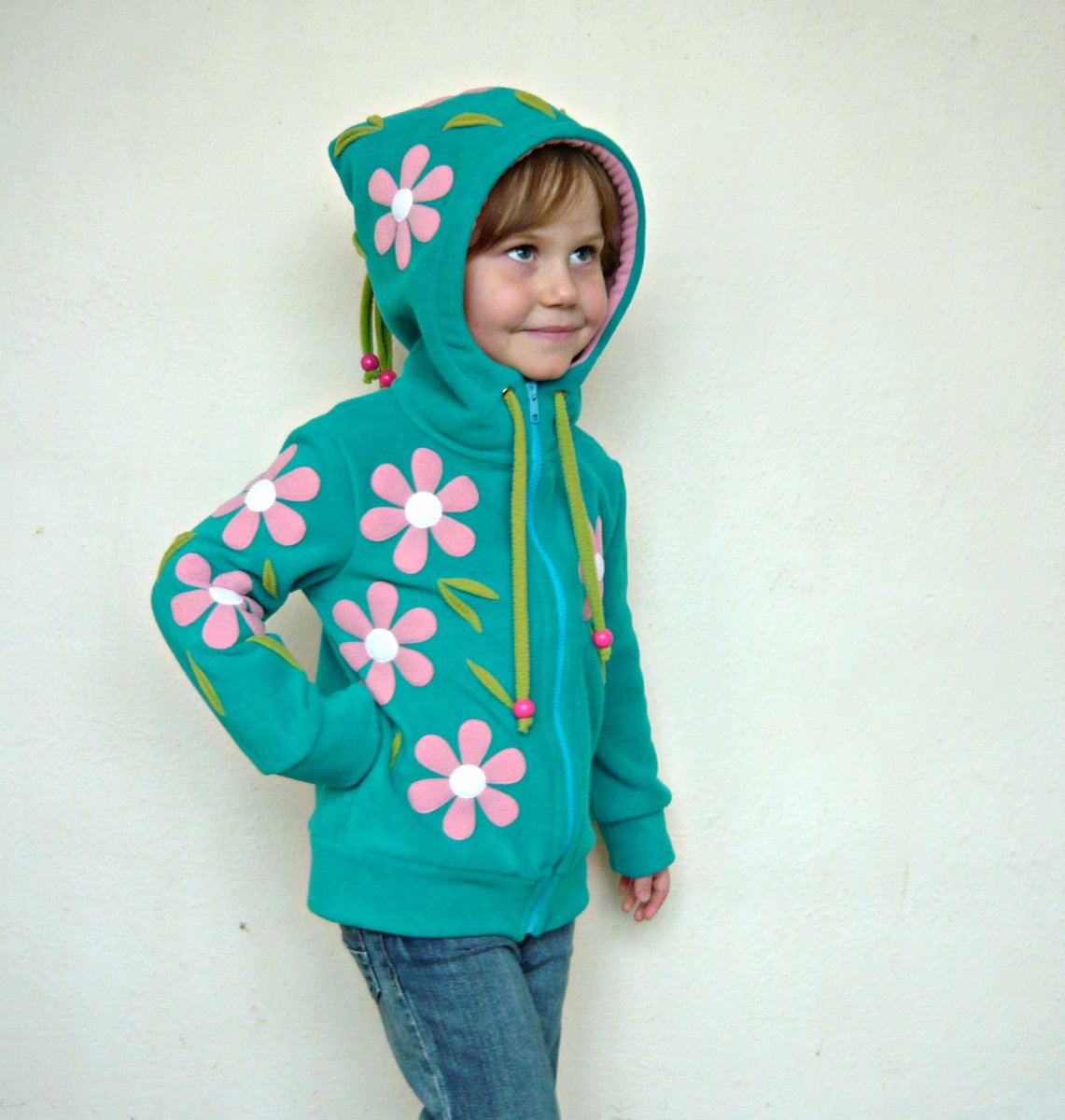 Mikinka se špičatou kapucí