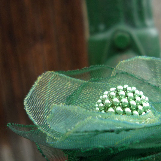 V rozkvětu - zelená brož