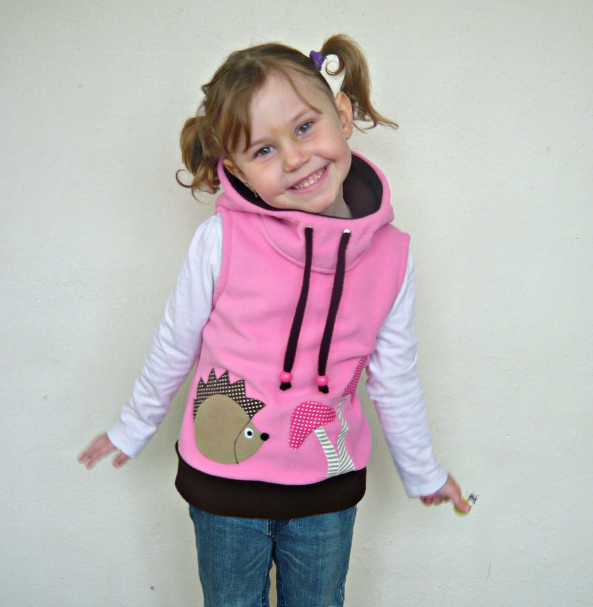 Vesta s ježkem a houbičkama