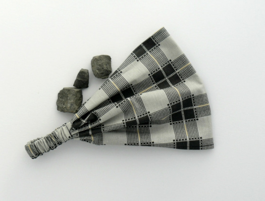 Látkový šátek - šedé kostky