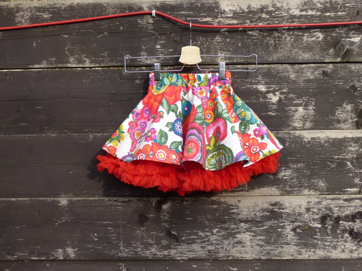 Mini verze FuFu sukně květovaná1 s červenou spodničkou