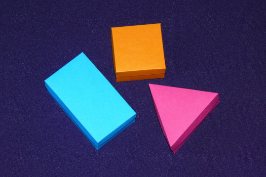 tři krabičky - trojúhelník, čtverec, obdélník
