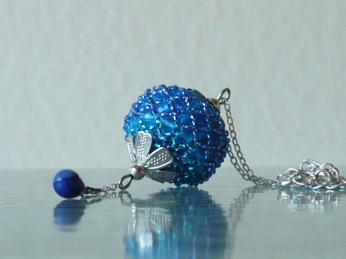 Náhrdelník s šitým přívěskem zářivě modrý