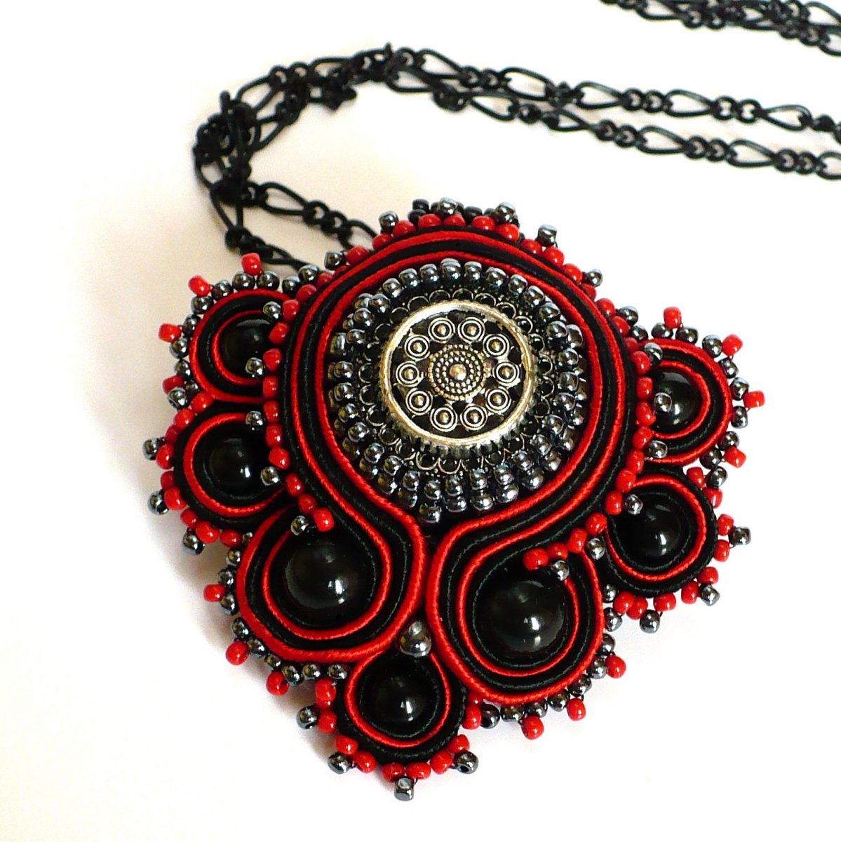 Náhrdelník v černo-červené