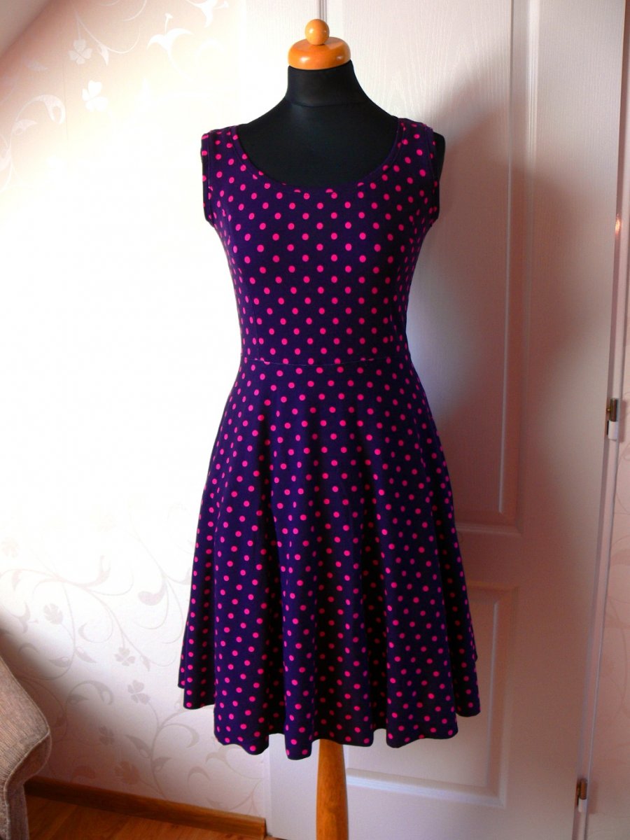 Fialové šaty s puntíkem ala 50.léta