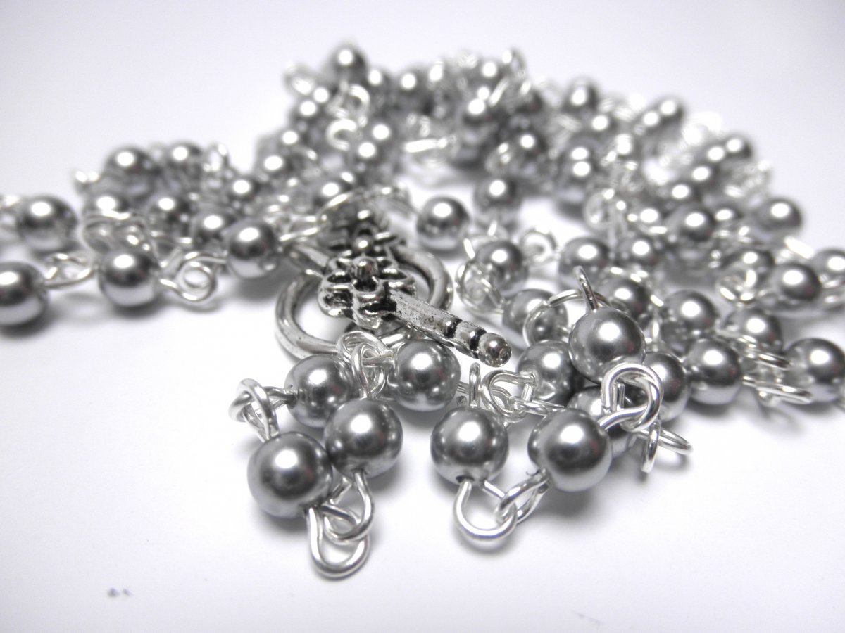 Šedivé perličky na krk