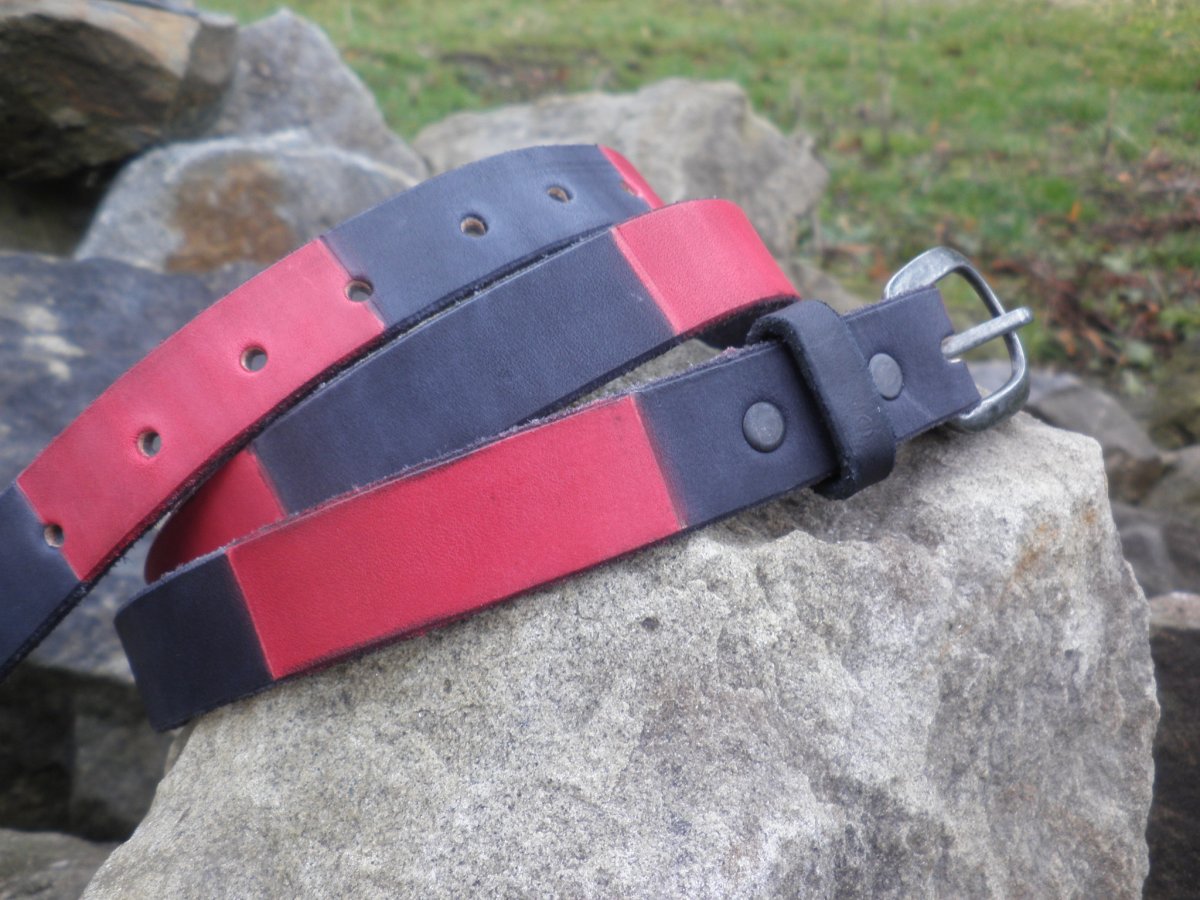 Tenký červenočerný