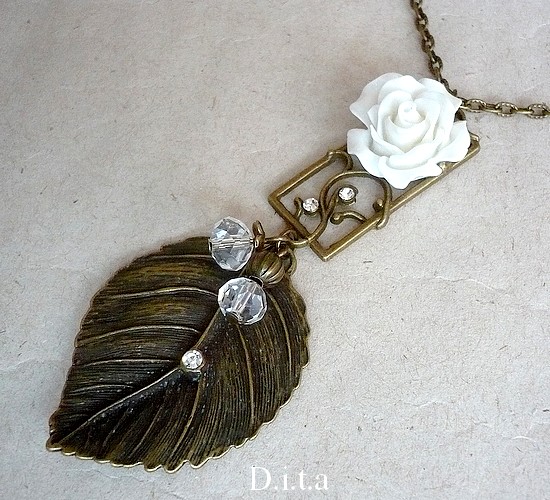 Bílá růže s krůpějí