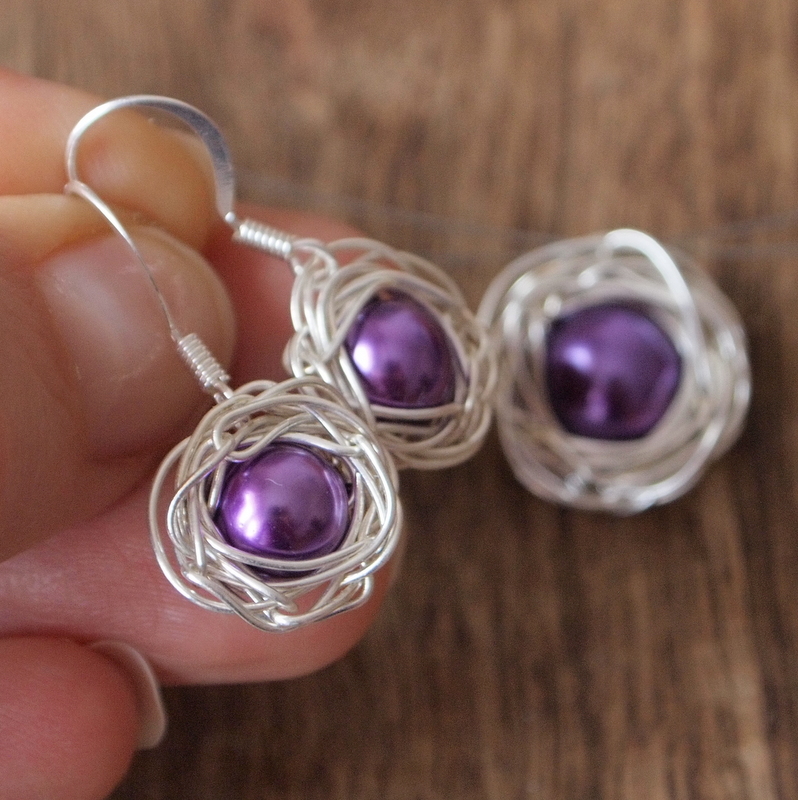 fialové v hnízdečku